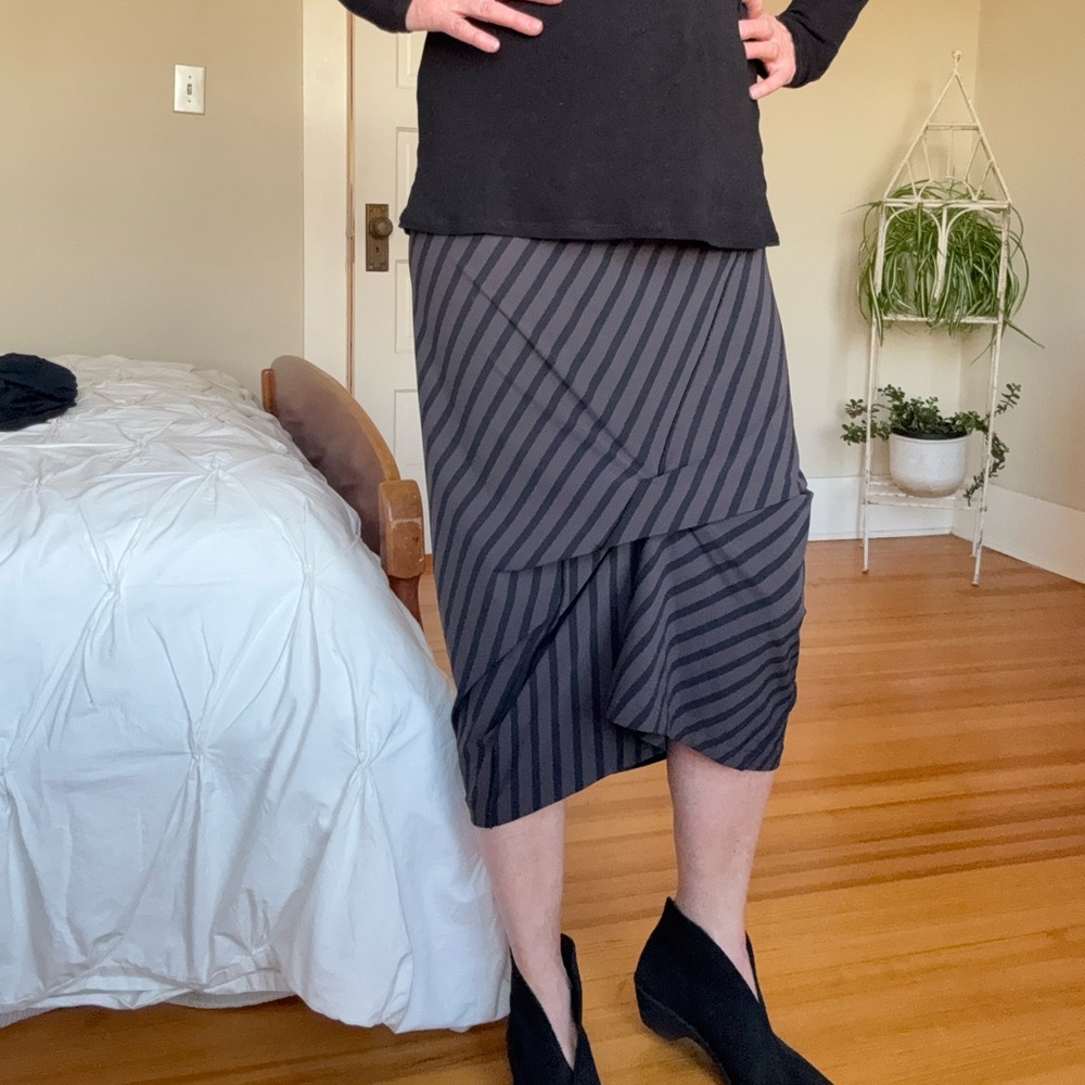 Porto Jet Jersey Asymmetrical Black and Gray Striped Skirt Small (Porto 1)